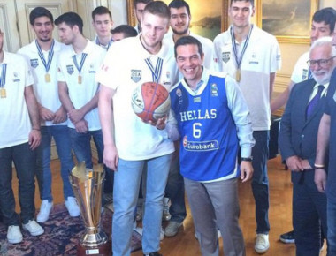 Στο Μαξίμου η αποστολή της πρωταθλήτριας Ευρώπης Εθνικής Νέων (φωτό)